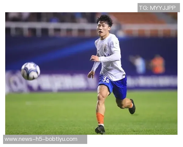 泰山队第72分钟进攻失误谢文能传中直接飞出底线引发球迷失望